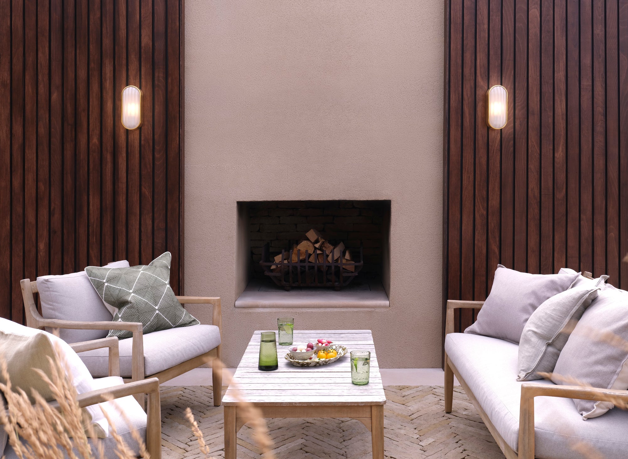 Montreal Oval Wall Lamp — Outdoor