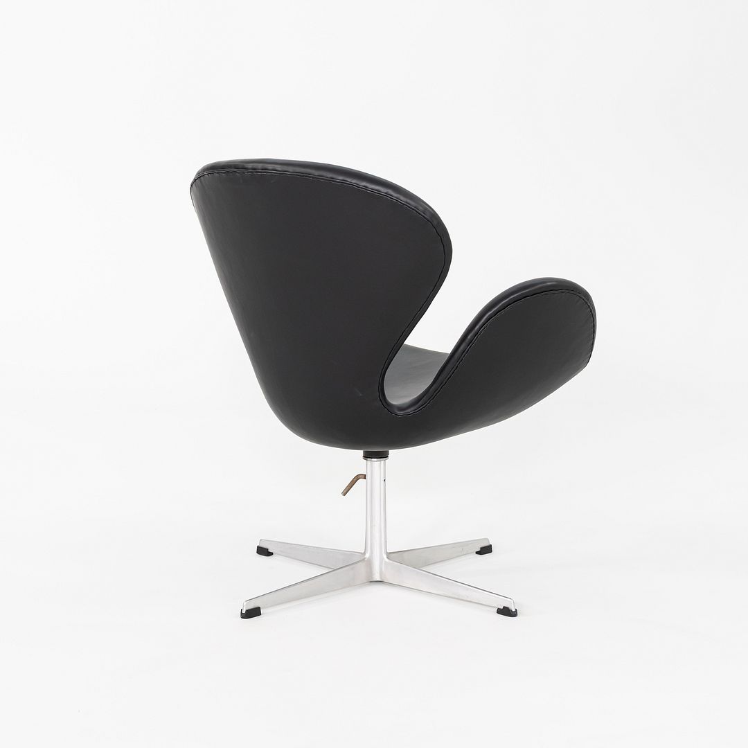 Swan Chair, Model 3320