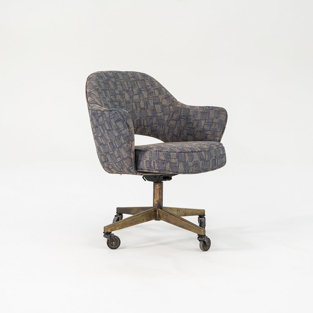 Saarinen Executive Swivel Arm Chair