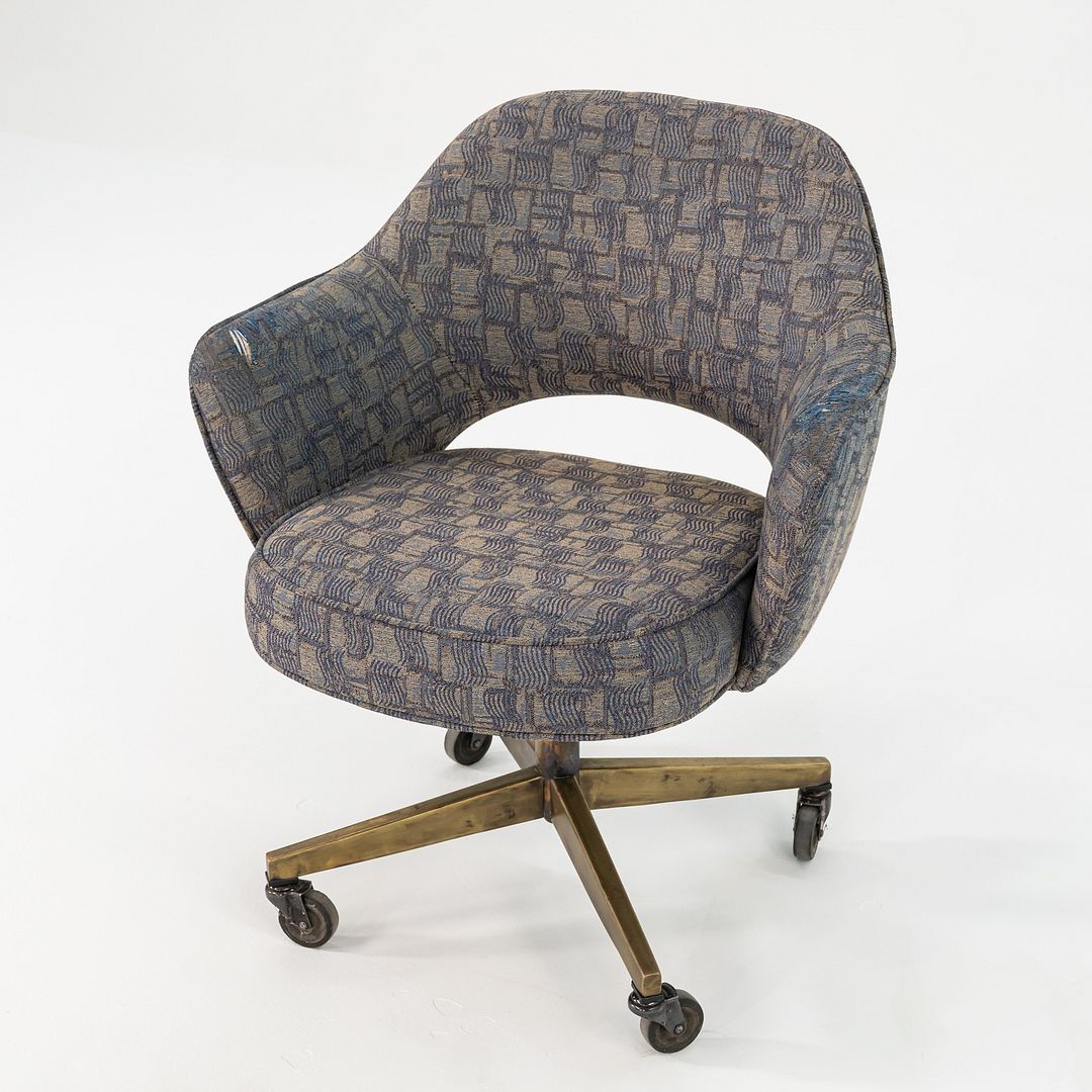 Saarinen Executive Swivel Arm Chair