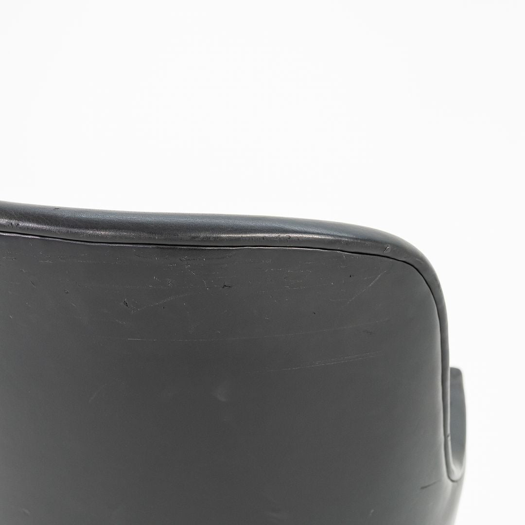 Alpha Bucket Executive Chair