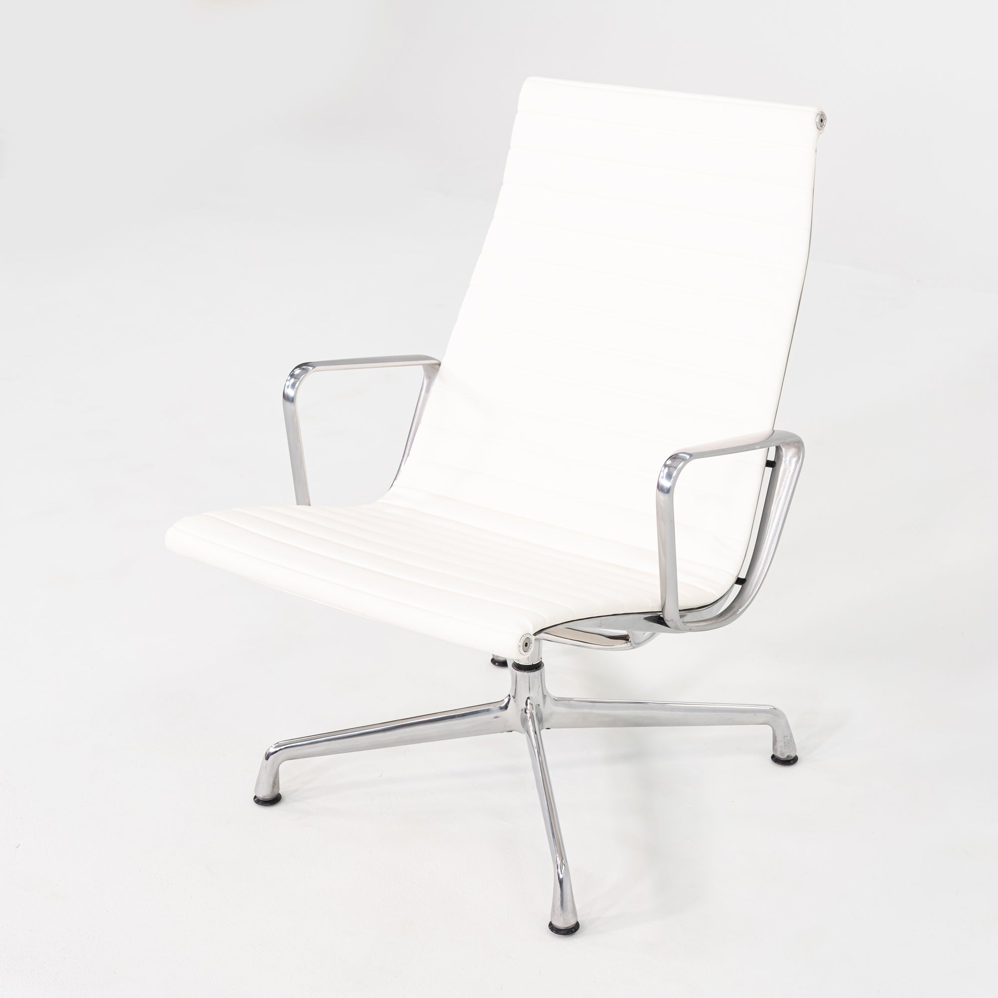 Aluminum Group Lounge Chair, Model EA316
