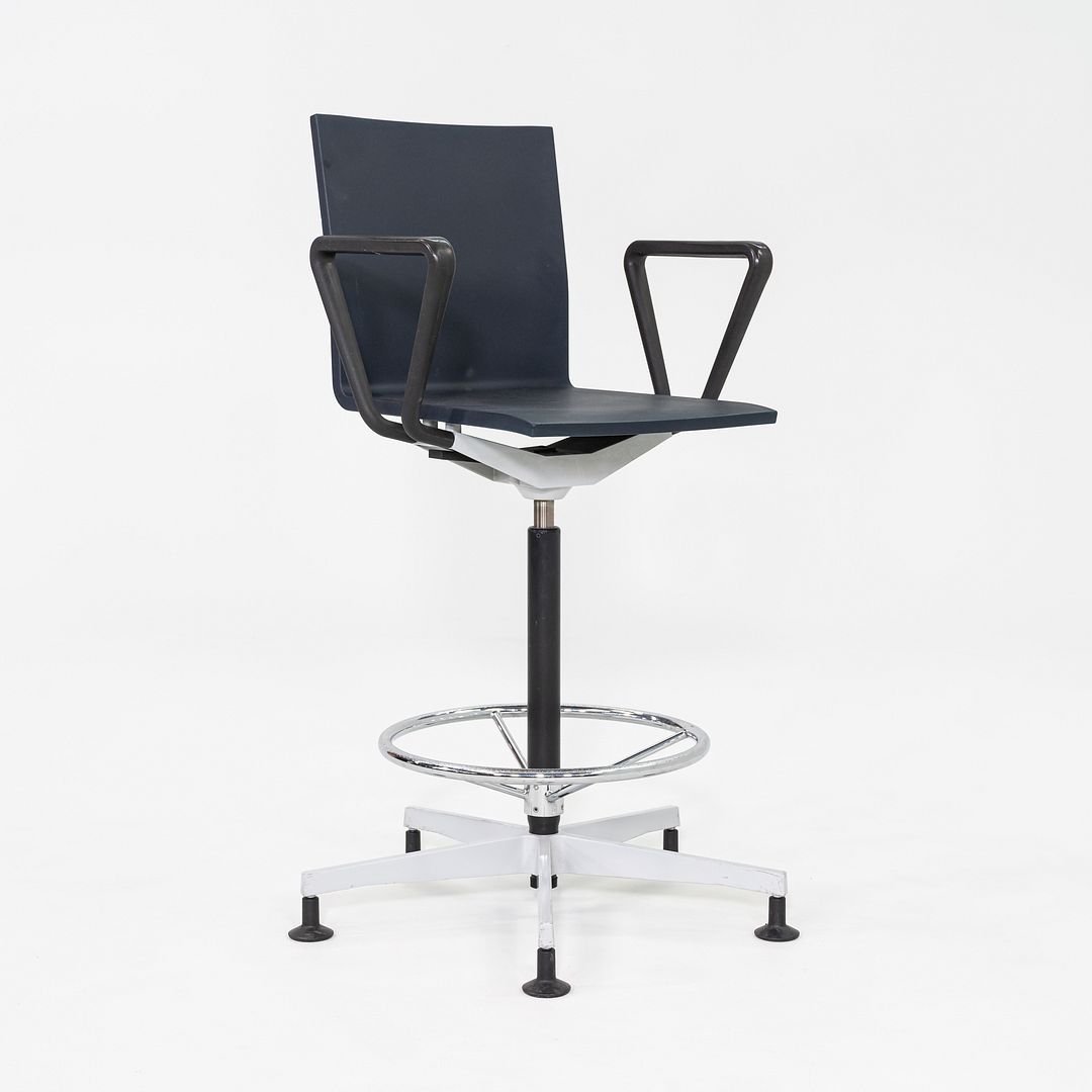 .04 Drafting Stool