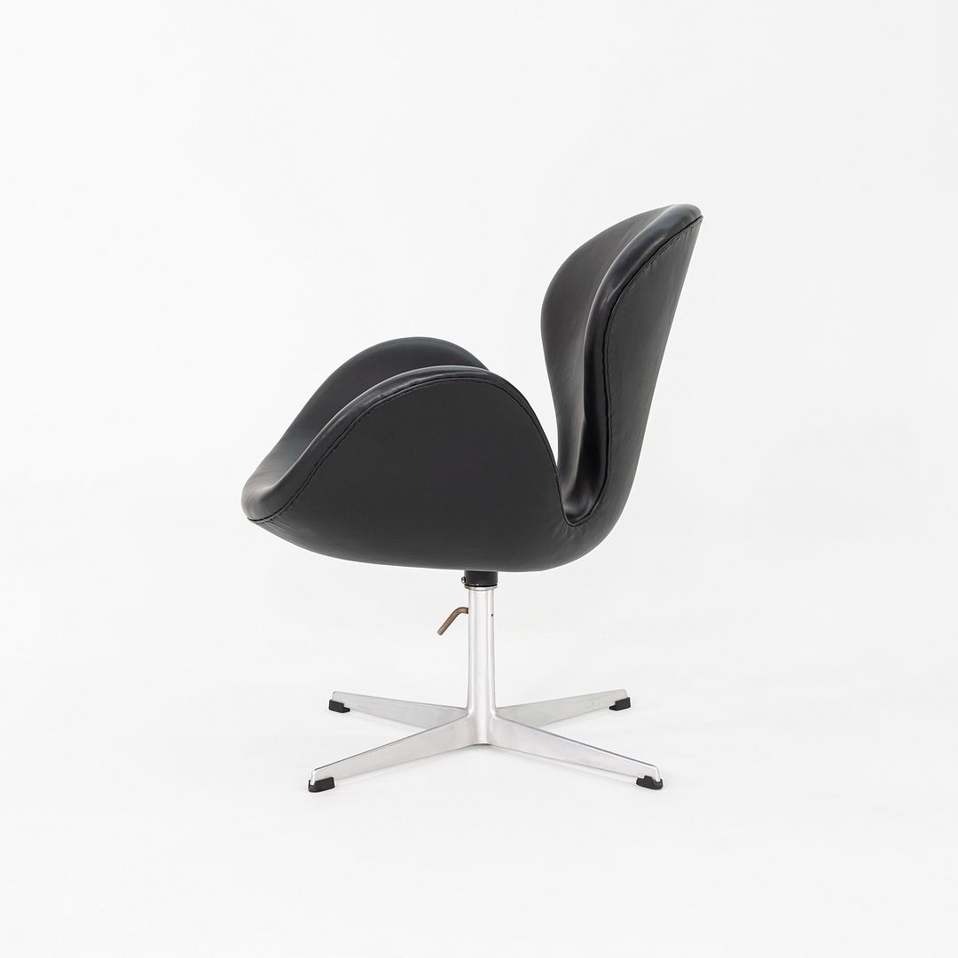 Swan Chair, Model 3320