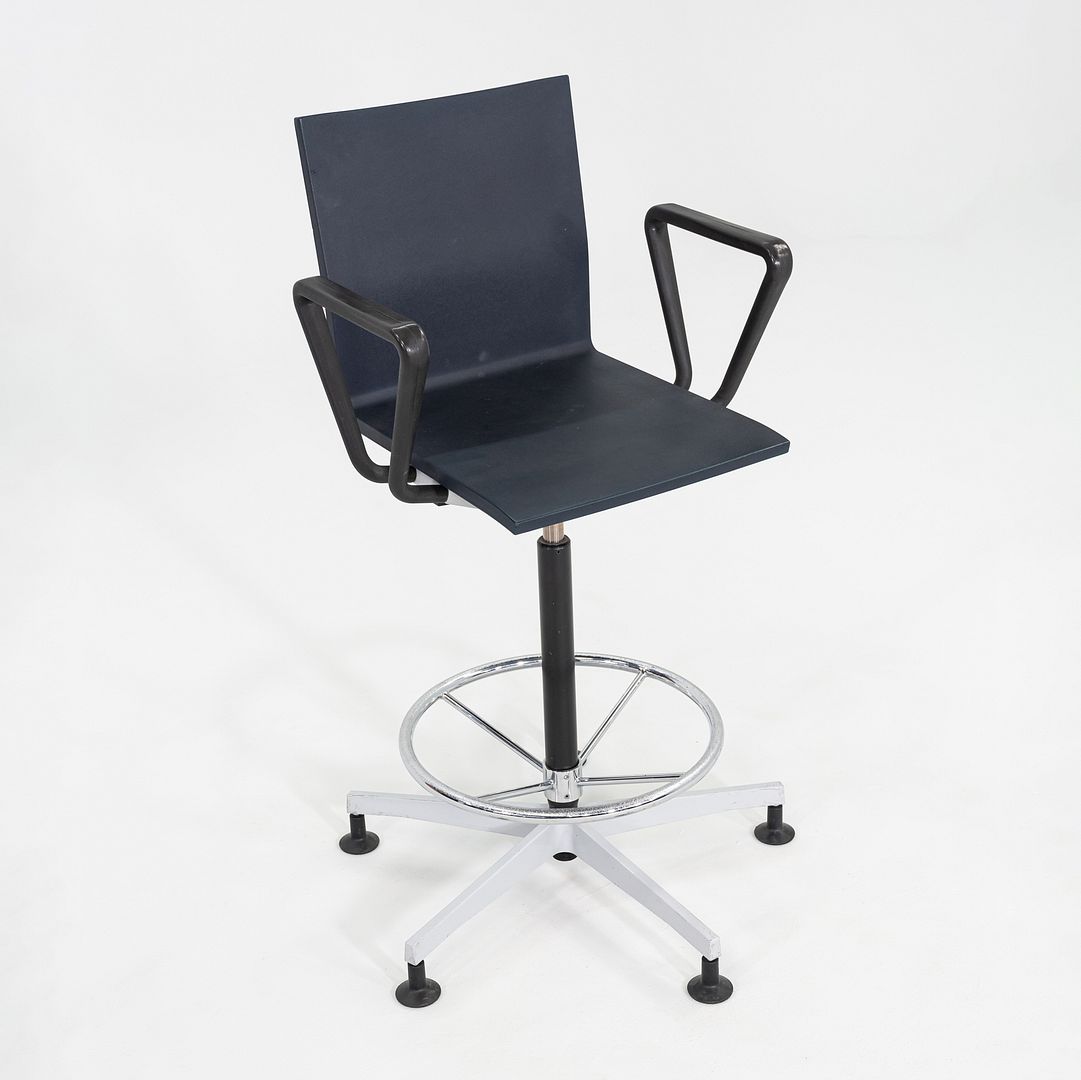 .04 Drafting Stool