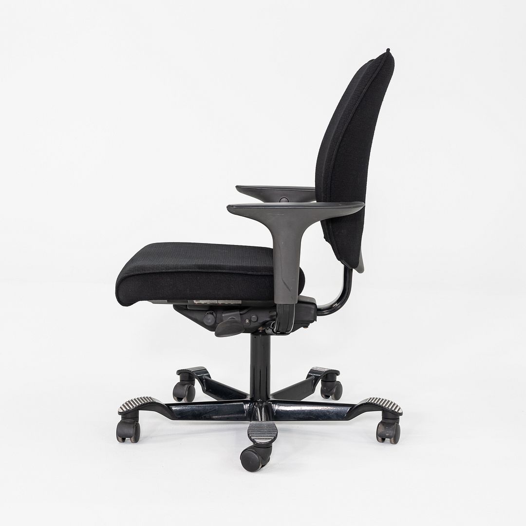 H05 Desk Chair