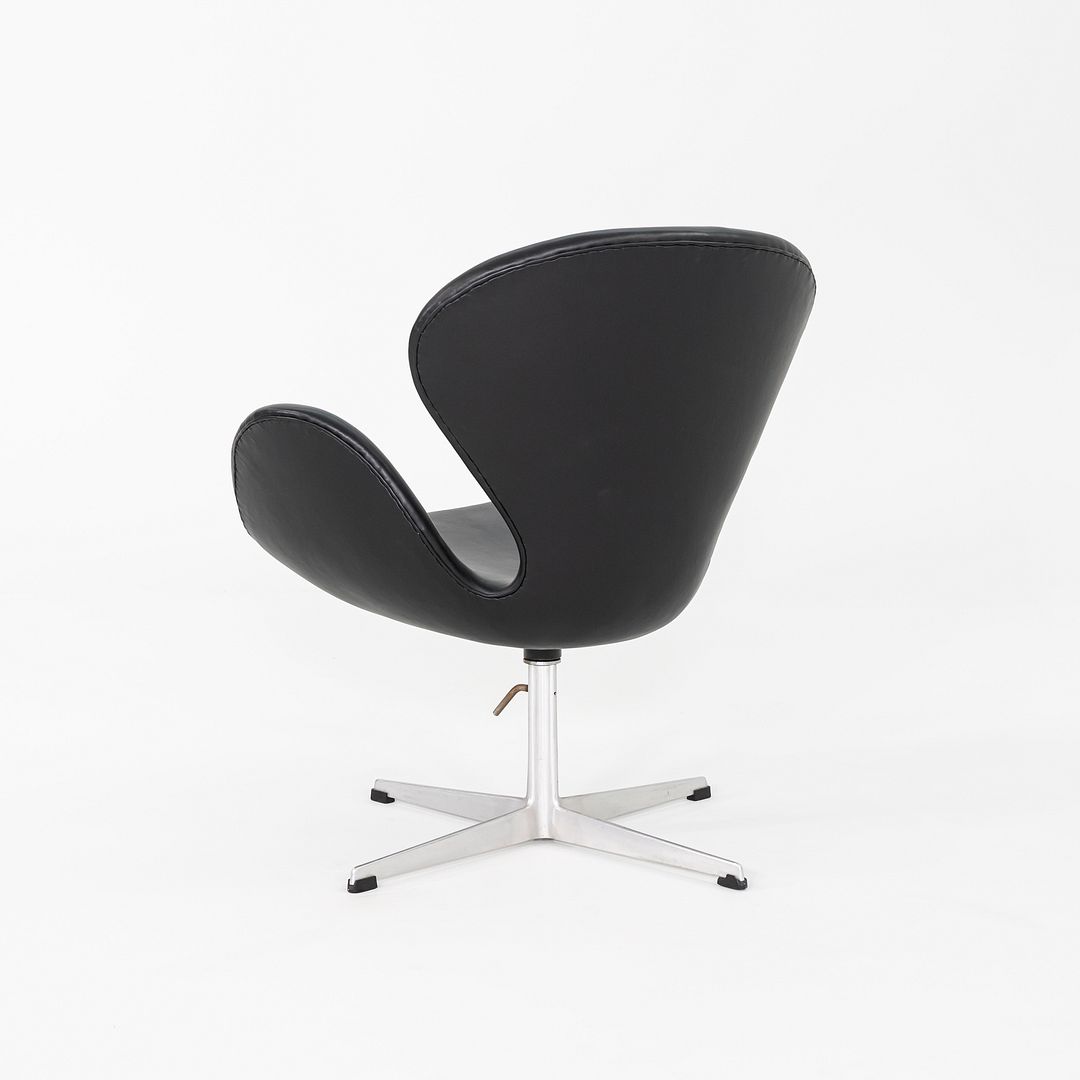 Swan Chair, Model 3320