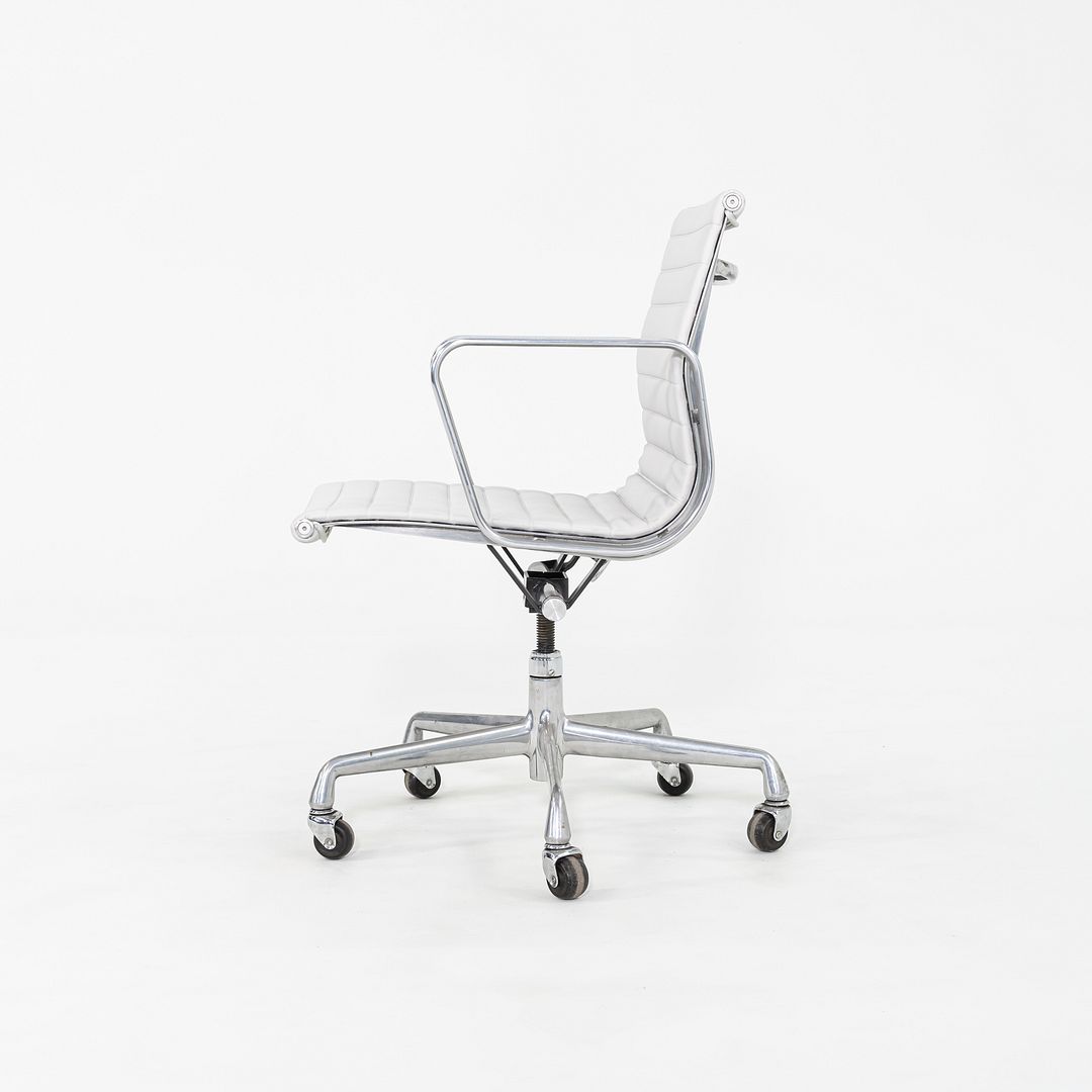 Eames Aluminum Group Management Chair, Model EA335