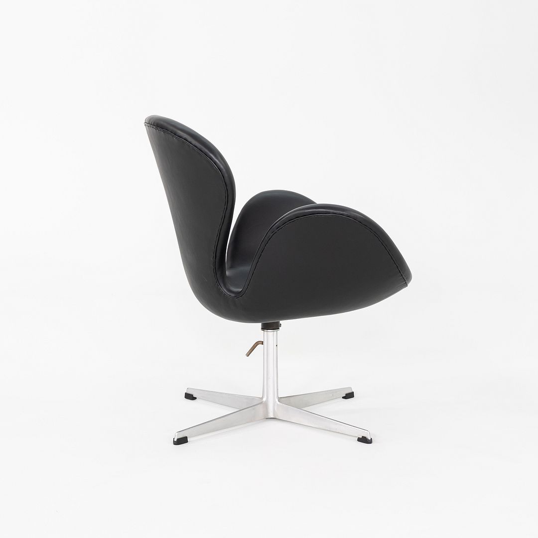 Swan Chair, Model 3320