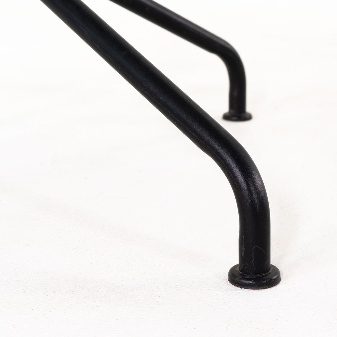 Sculptura Round Dining Table