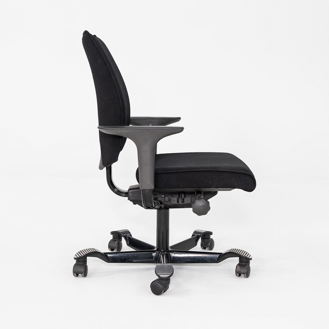 H05 Desk Chair