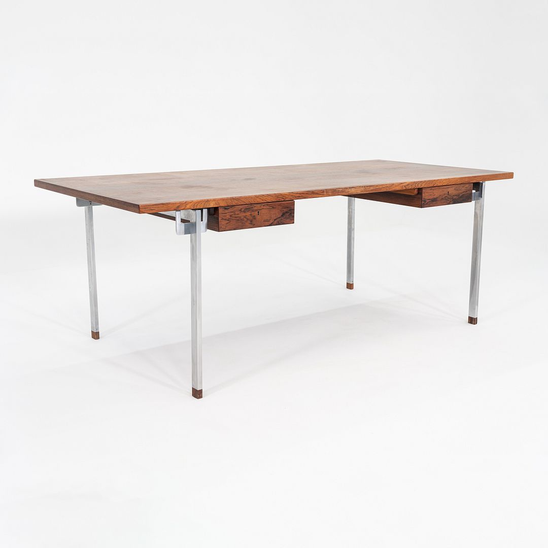 AT325 Desk