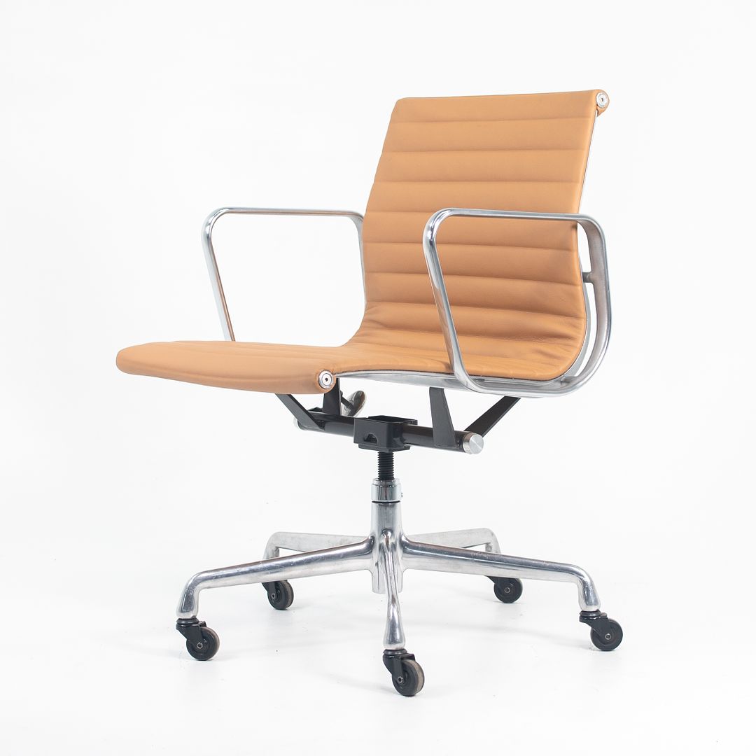 デスクチェア LOOPWHEELER EAMES ALUMINUM GROUP CHAIR Eames Aluminum Group Chair, Management – Design Within Reach
