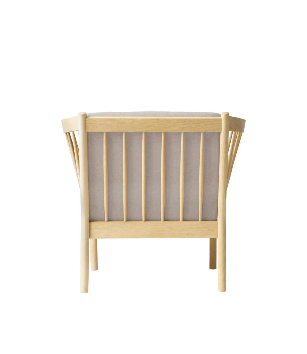 J146 Armchair — Nature Lacquered Oak / Beige