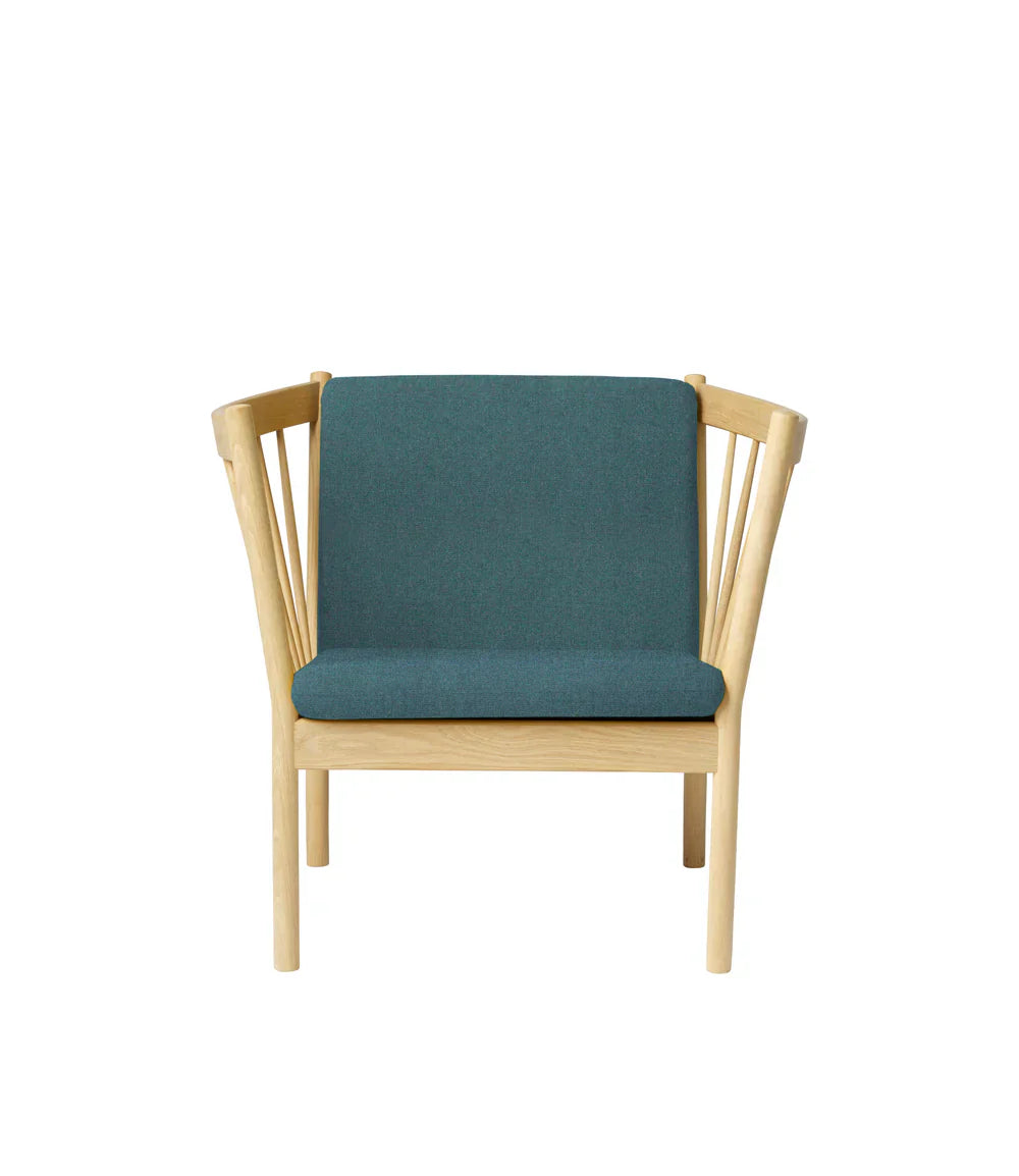 J146 Armchair — Nature Lacquered Oak / Green