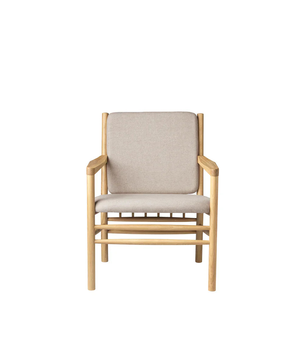 J147 Armchair — Nature Lacquered Oak/Beige
