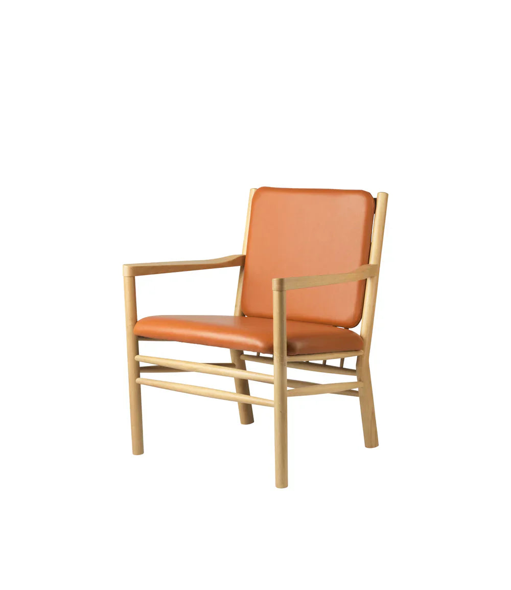 J147 Armchair — Nature Lacquered Oak/Cognac Leather