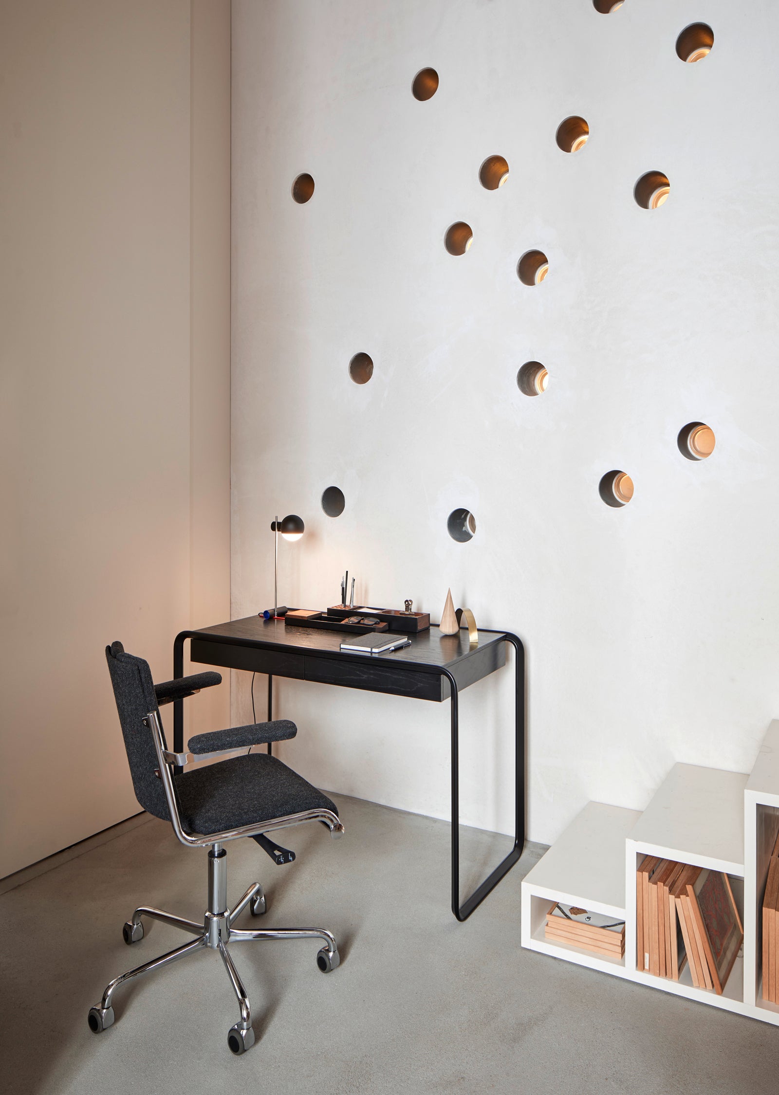 L25 Table Lamp — CE