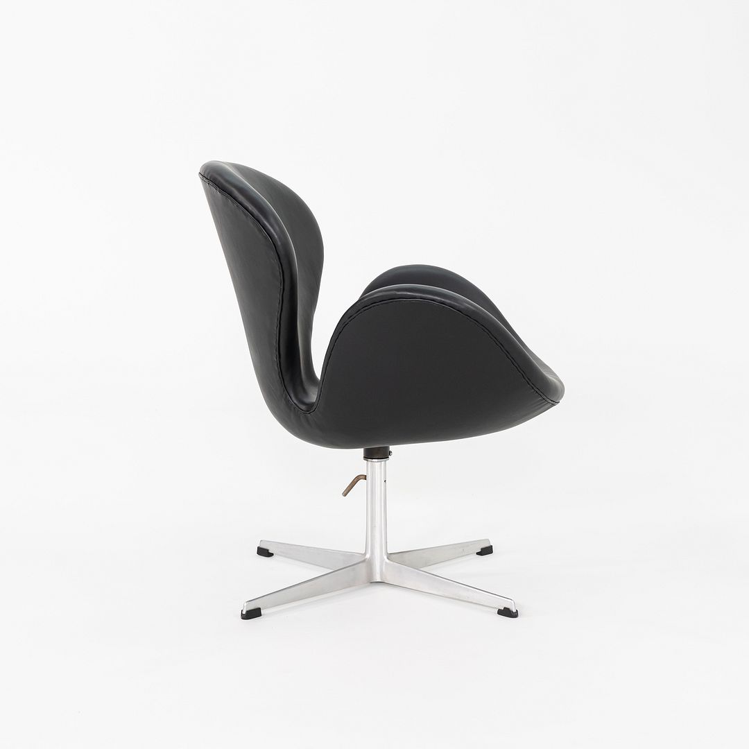 Swan Chair, Model 3320
