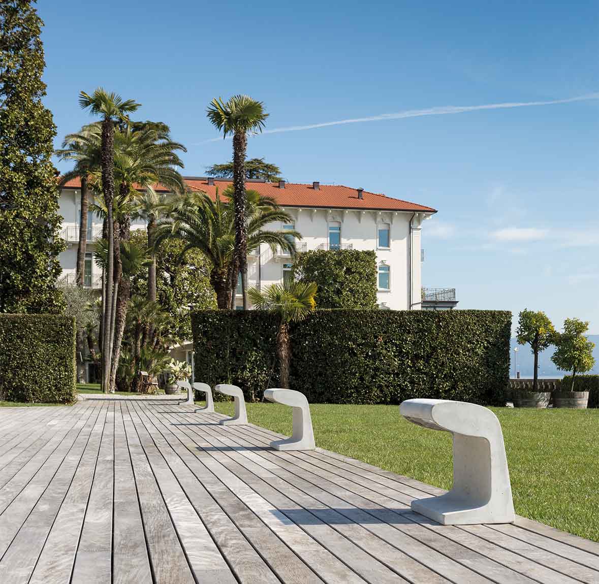 Borne Béton Grande Floor Lamp