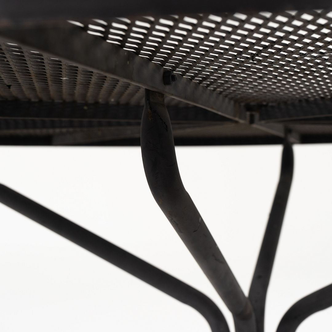 Sculptura Round Dining Table