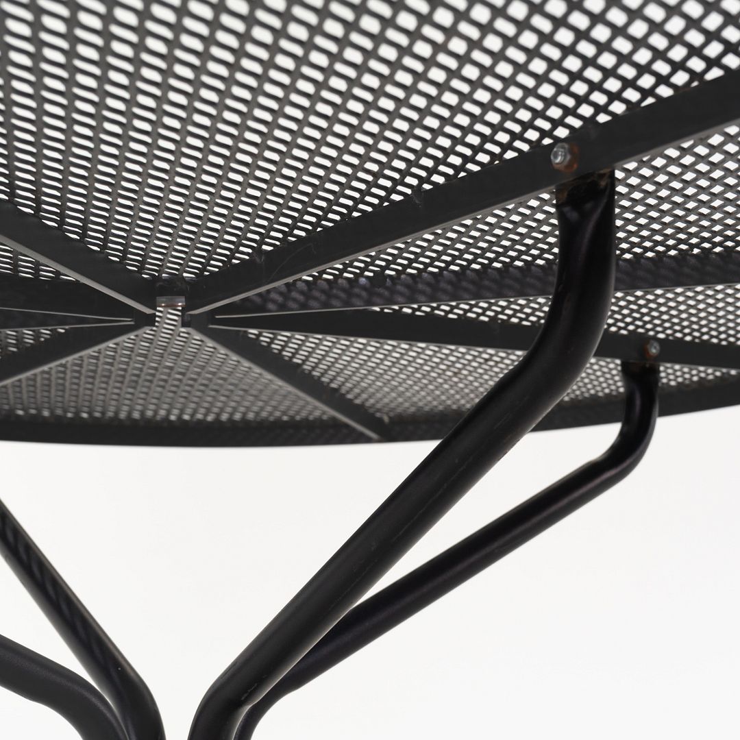 Sculptura Round Dining Table