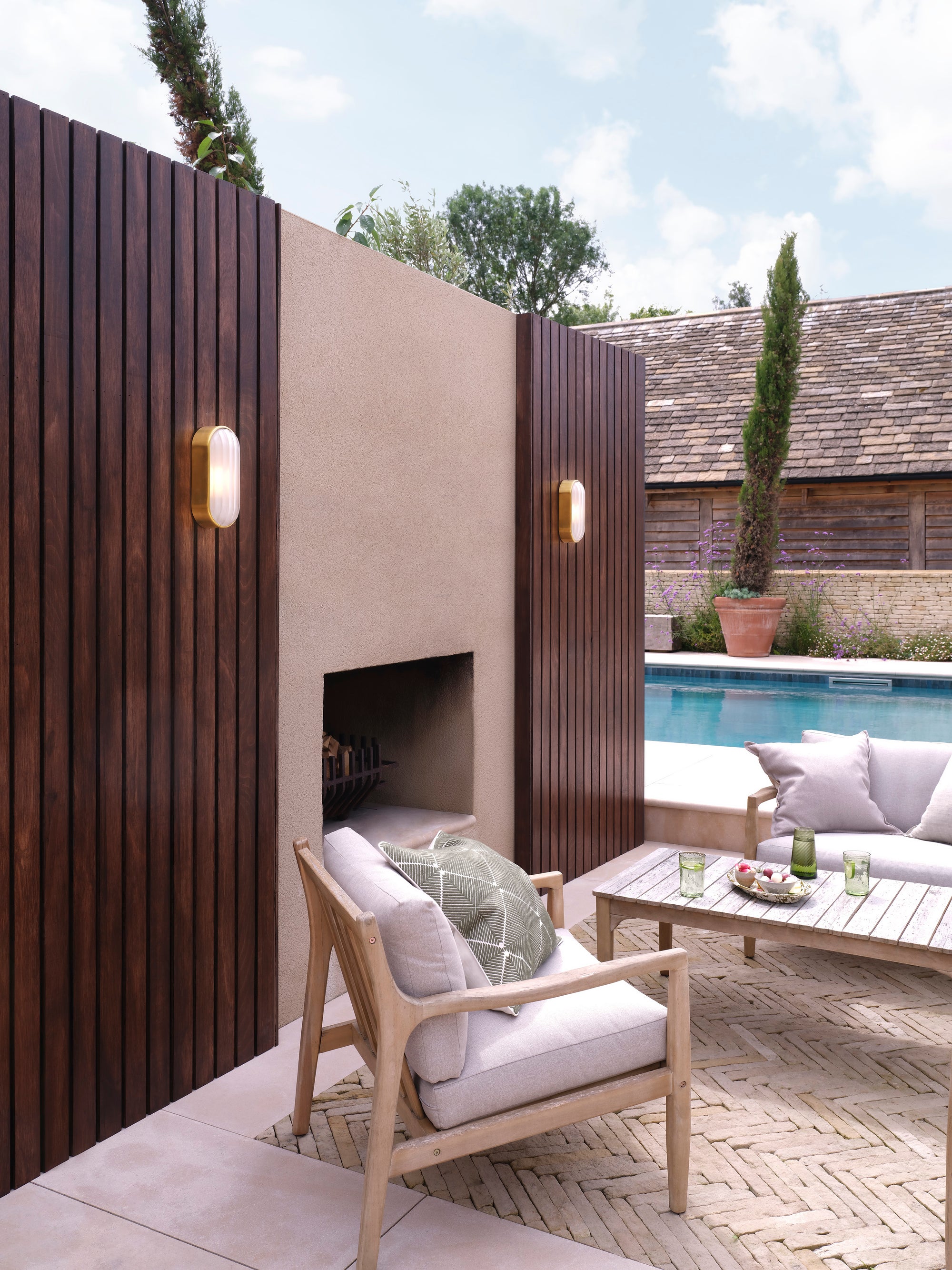 Montreal Oval Wall Lamp — Outdoor