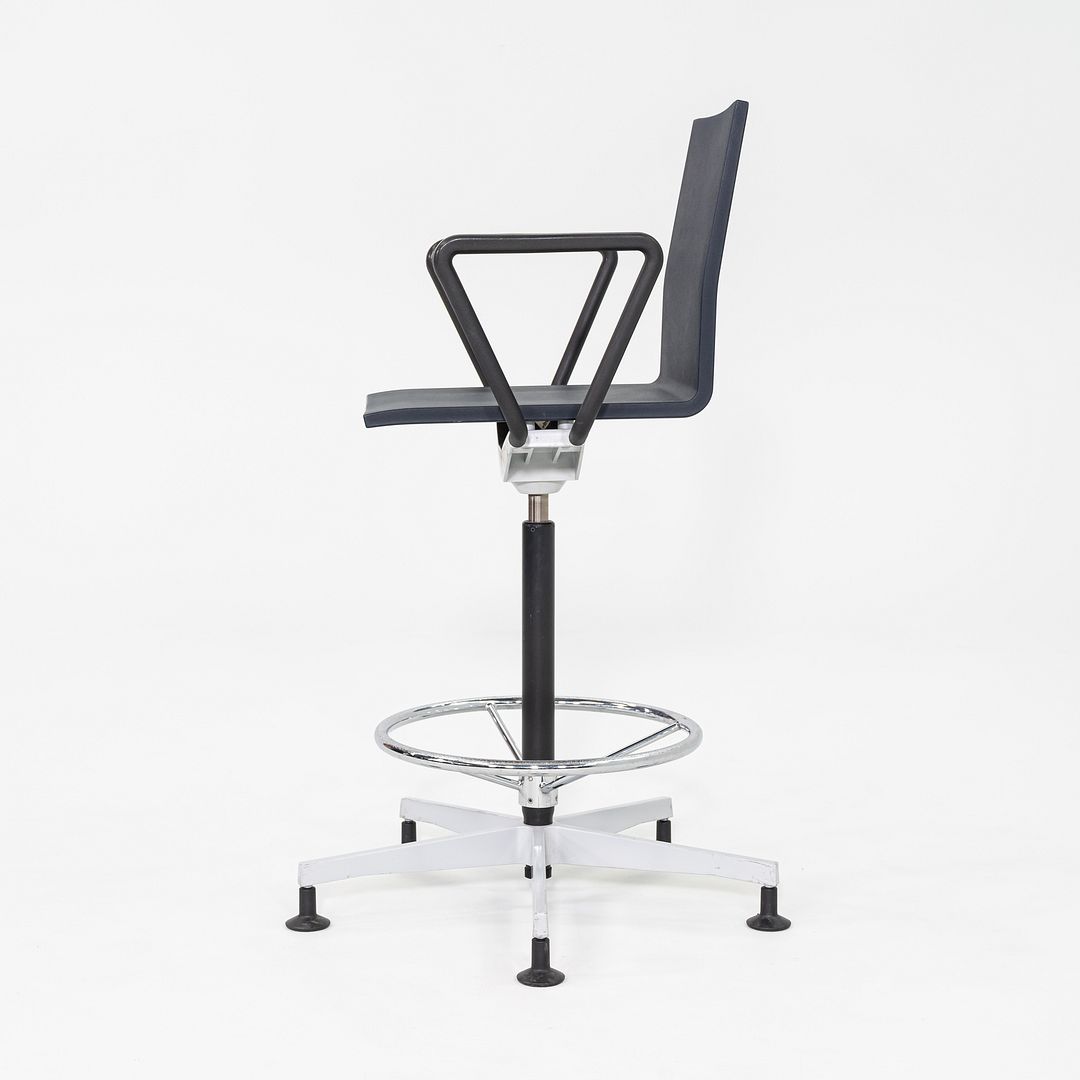 .04 Drafting Stool