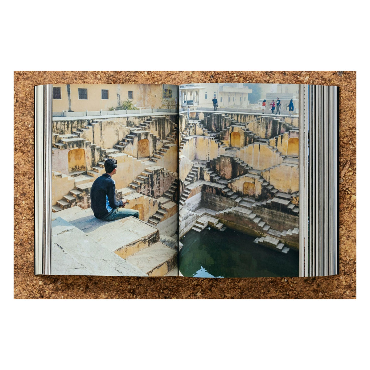 Bjarne Mastenbroek. Dig it! Building Bound to the Ground (English)
