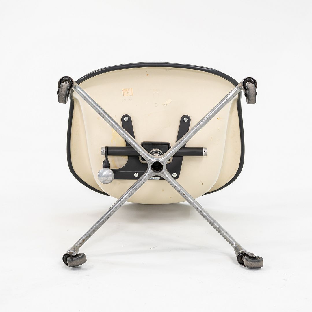 Arm Shell Chair, Model EC434