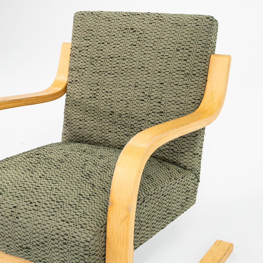 Model 402 Atelje Lounge Chair