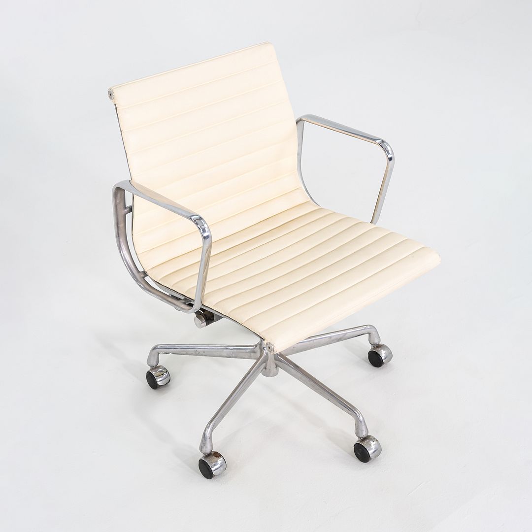 Eames Aluminum Group Management Chair, Model EA335