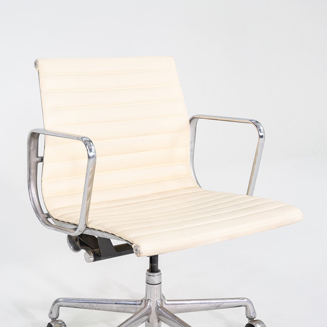 Eames Aluminum Group Management Chair, Model EA335