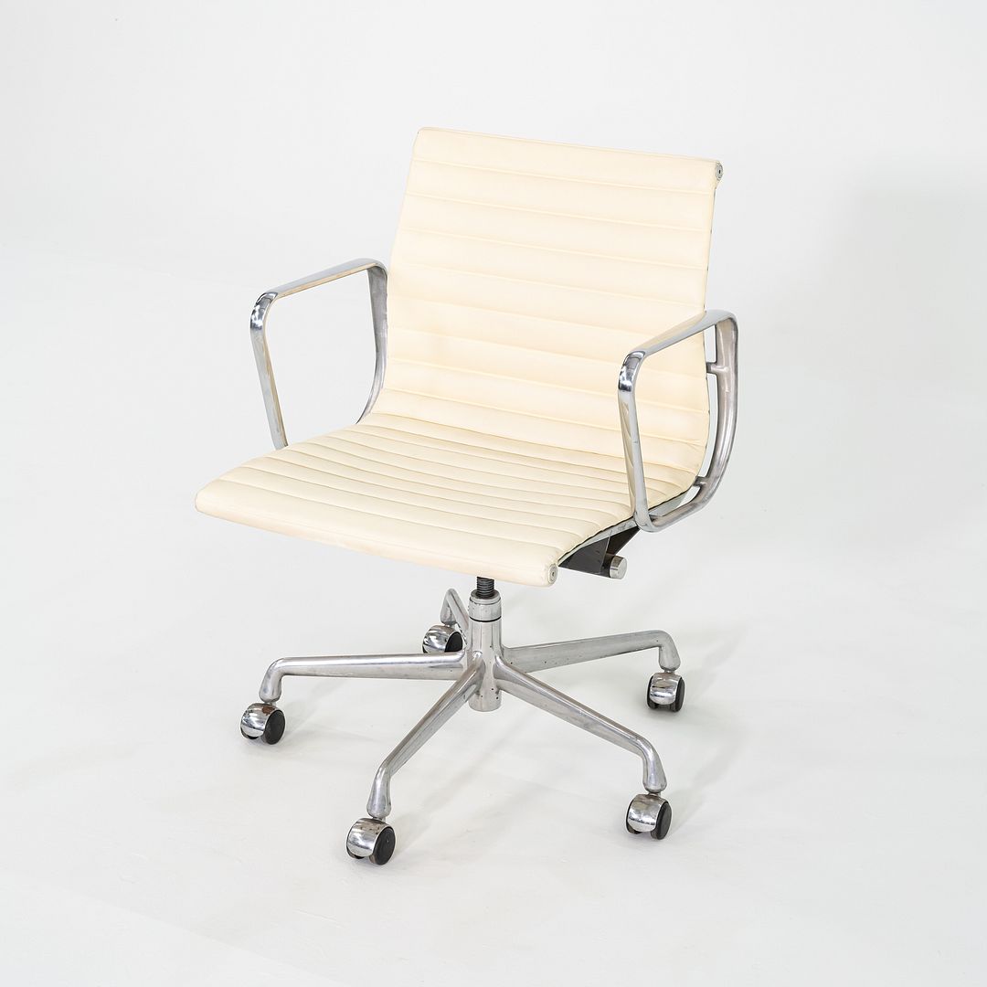 Eames Aluminum Group Management Chair, Model EA335