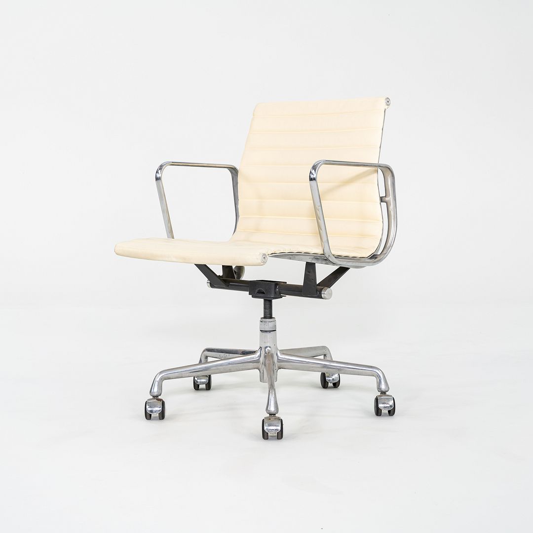 Eames Aluminum Group Management Chair, Model EA335