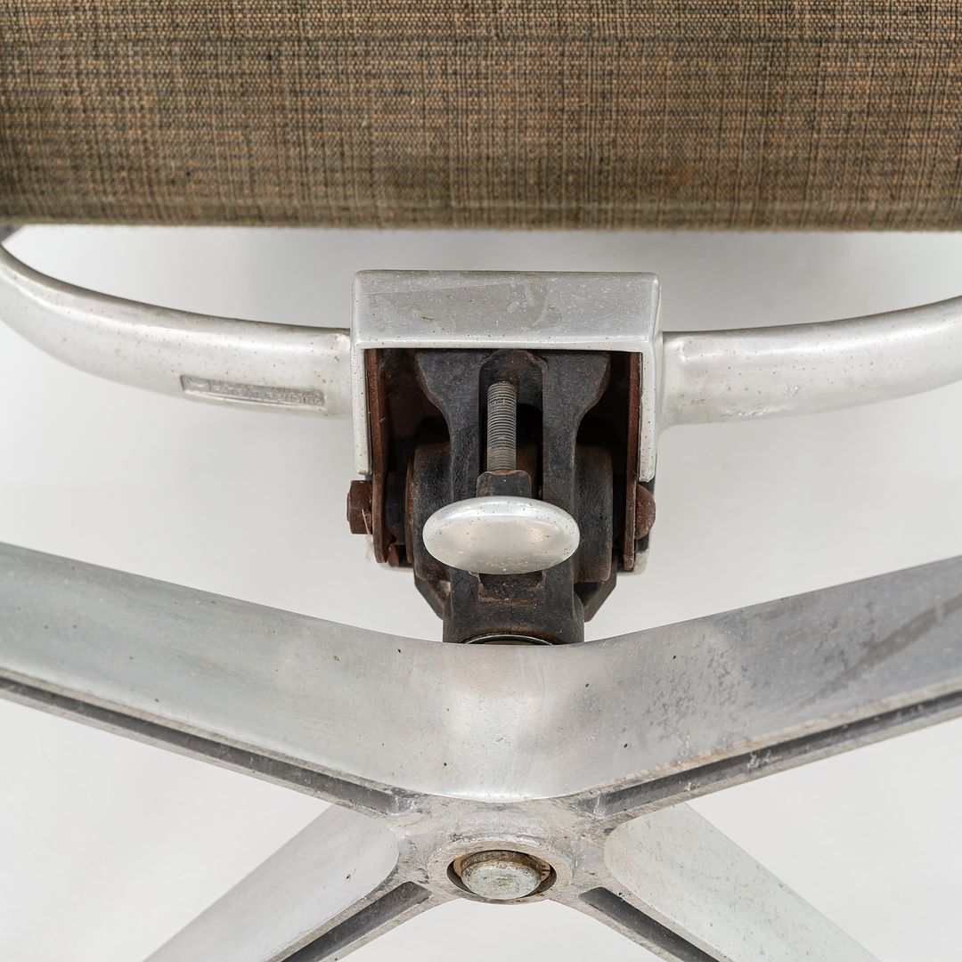 Aluminum Group Lounge Chair, model 682