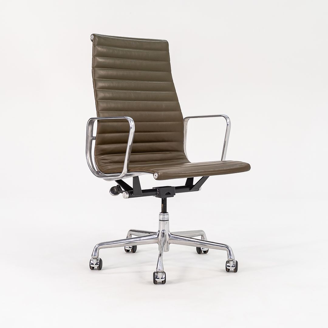 Eames Aluminum Group Executive Desk Chair