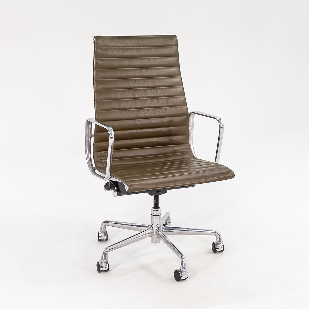 Eames Aluminum Group Executive Desk Chair