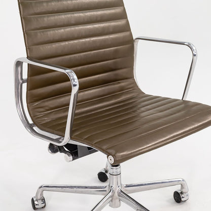 Eames Aluminum Group Executive Desk Chair