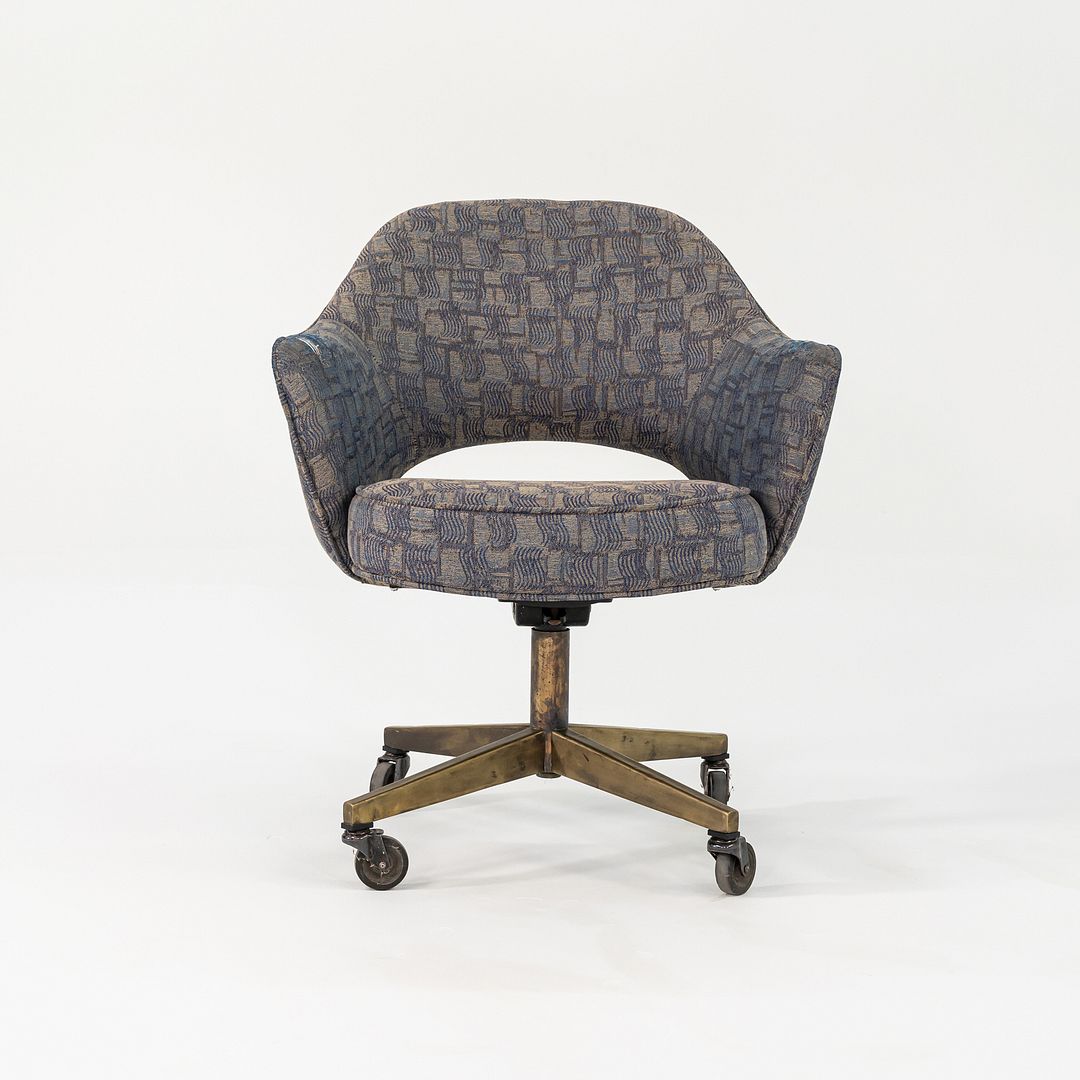 Saarinen Executive Swivel Arm Chair