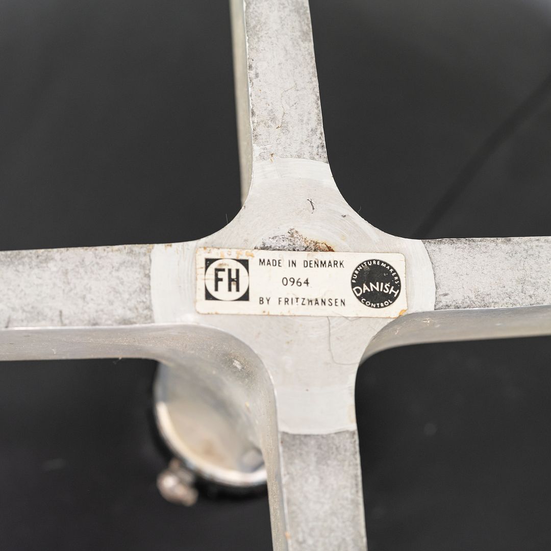 Egg Lounge Chair, Model 3316