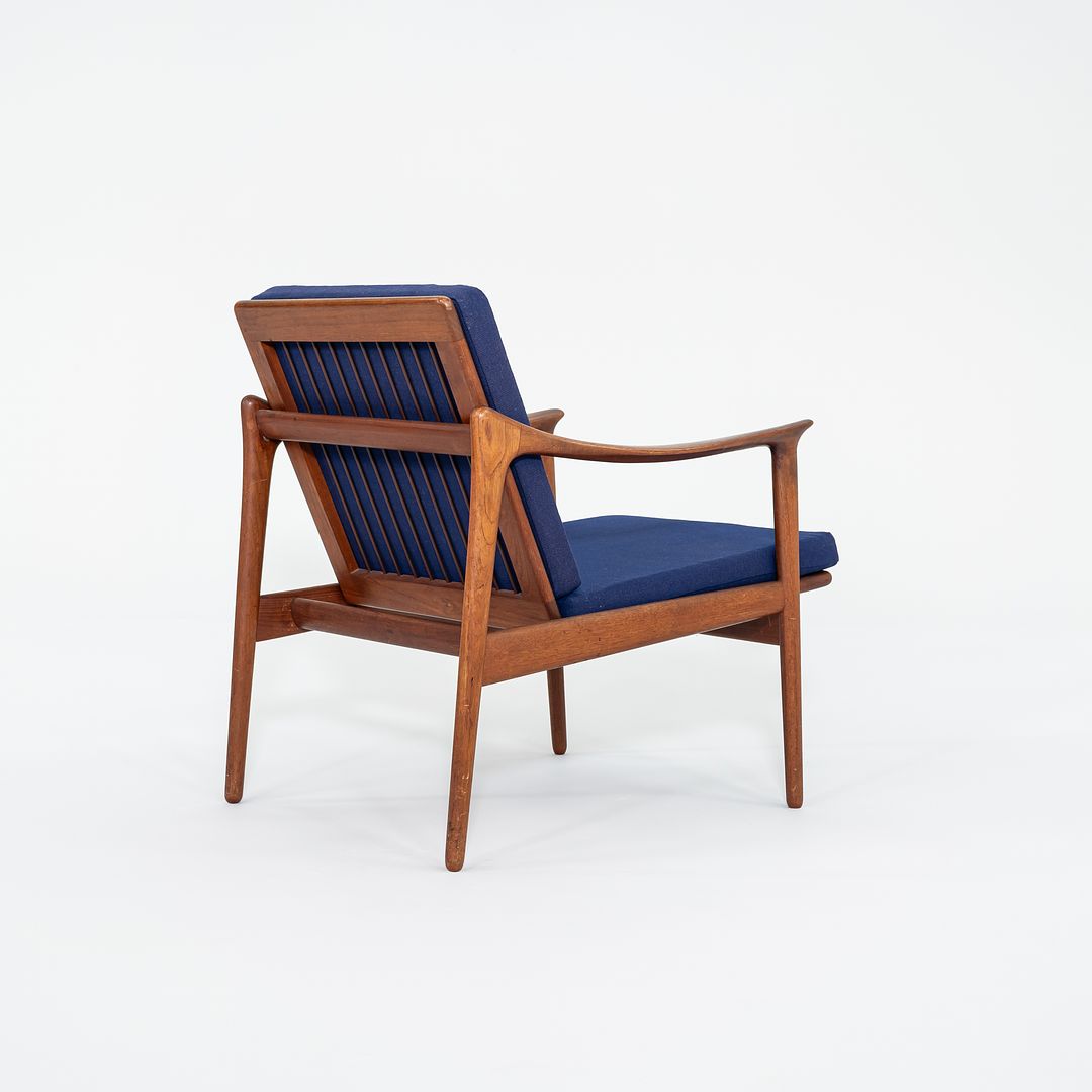 Model 563 Lounge Chair