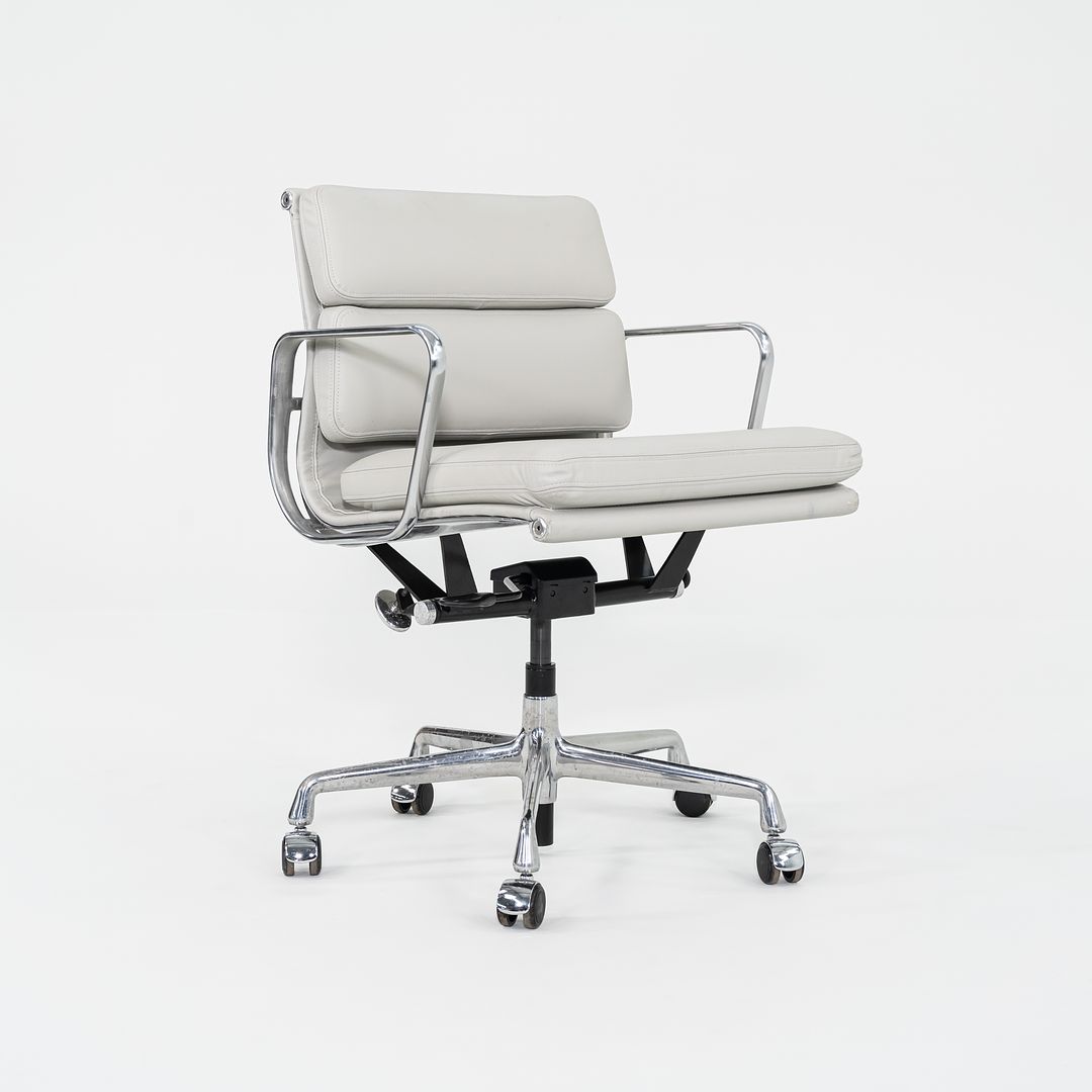 Eames Soft Pad Management Chair, EA435