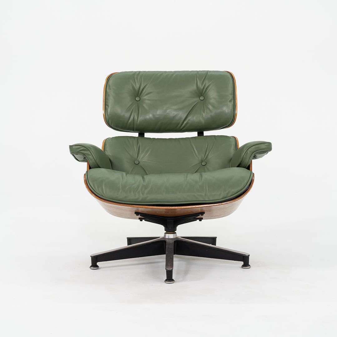 Eames Table Segmented Base Round - Three Chairs