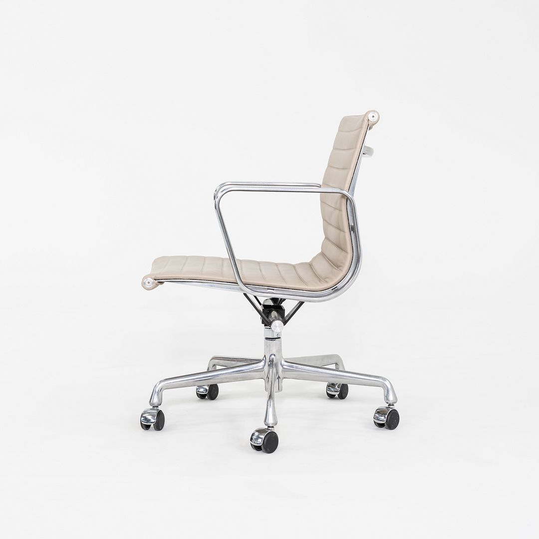 Eames Aluminum Group Management Chair, Model EA335