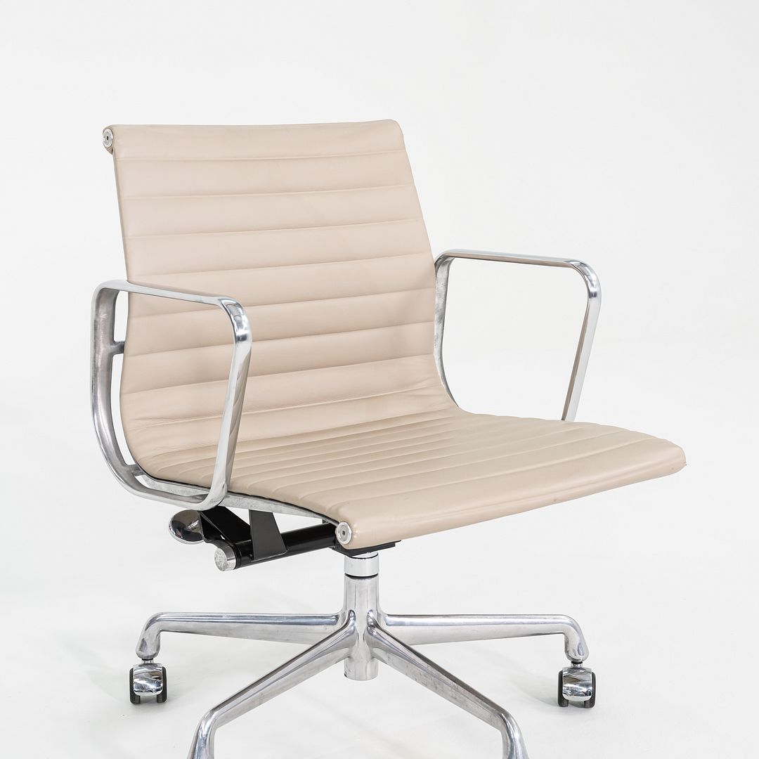 Eames Aluminum Group Management Chair, Model EA335