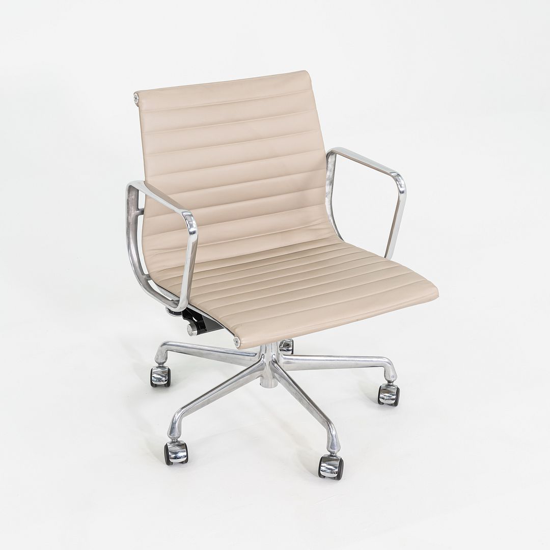 Eames Aluminum Group Management Chair, Model EA335