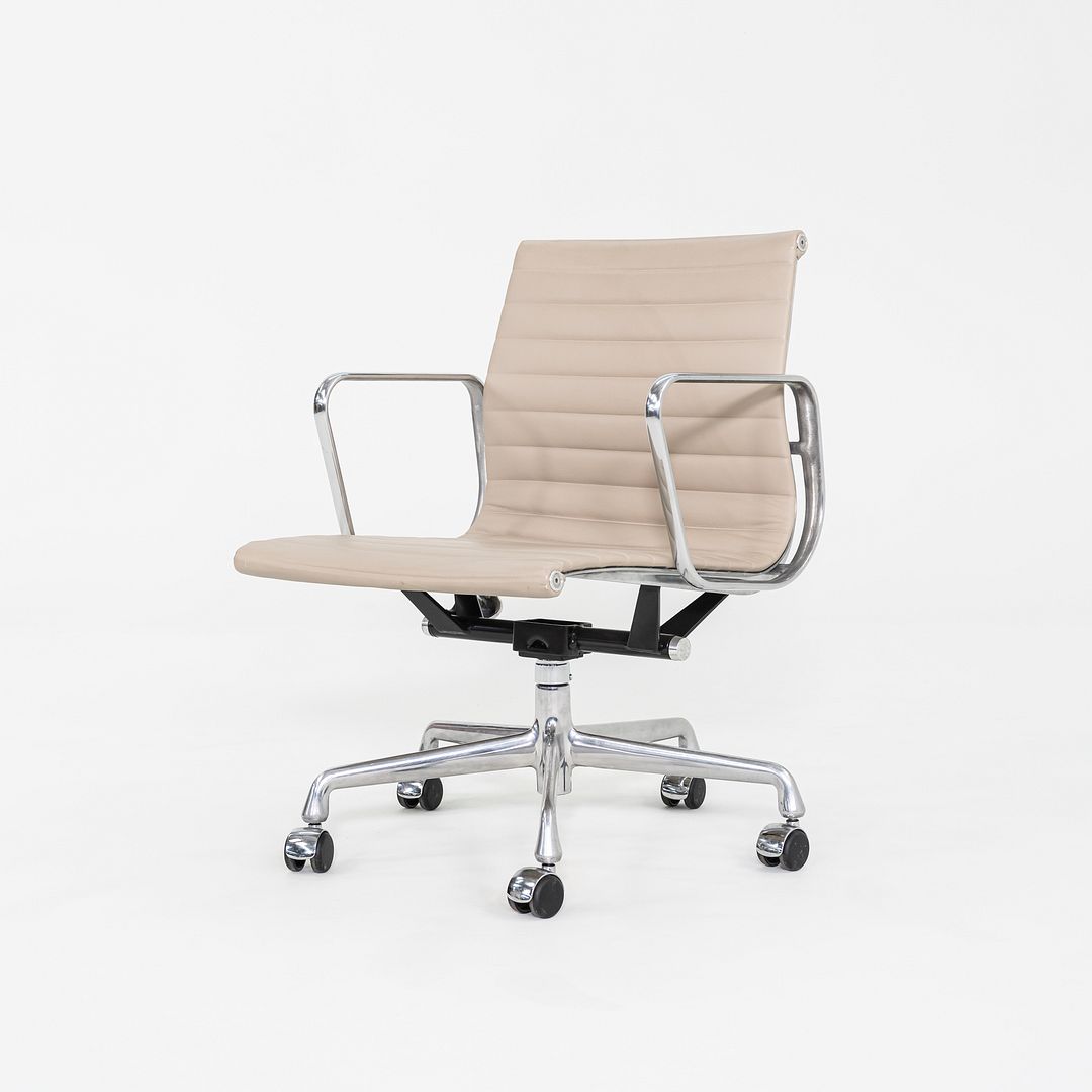 Eames Aluminum Group Management Chair, Model EA335