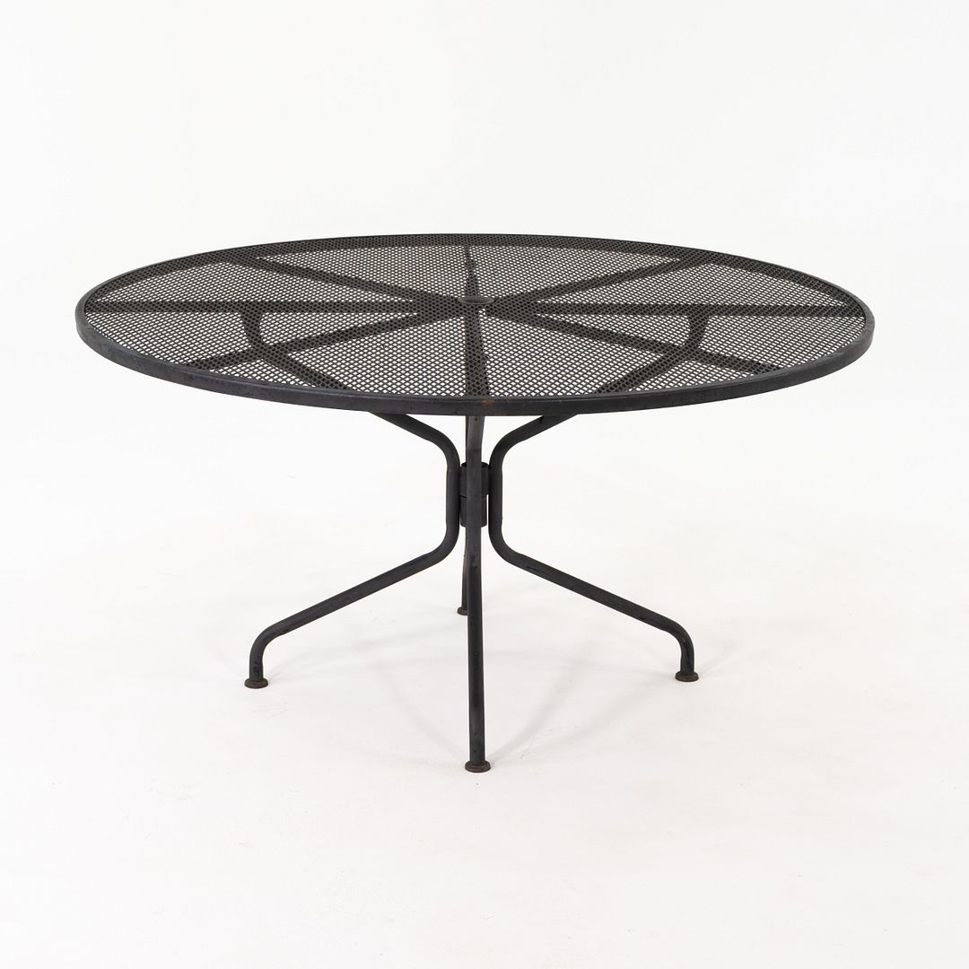 Sculptura Round Dining Table