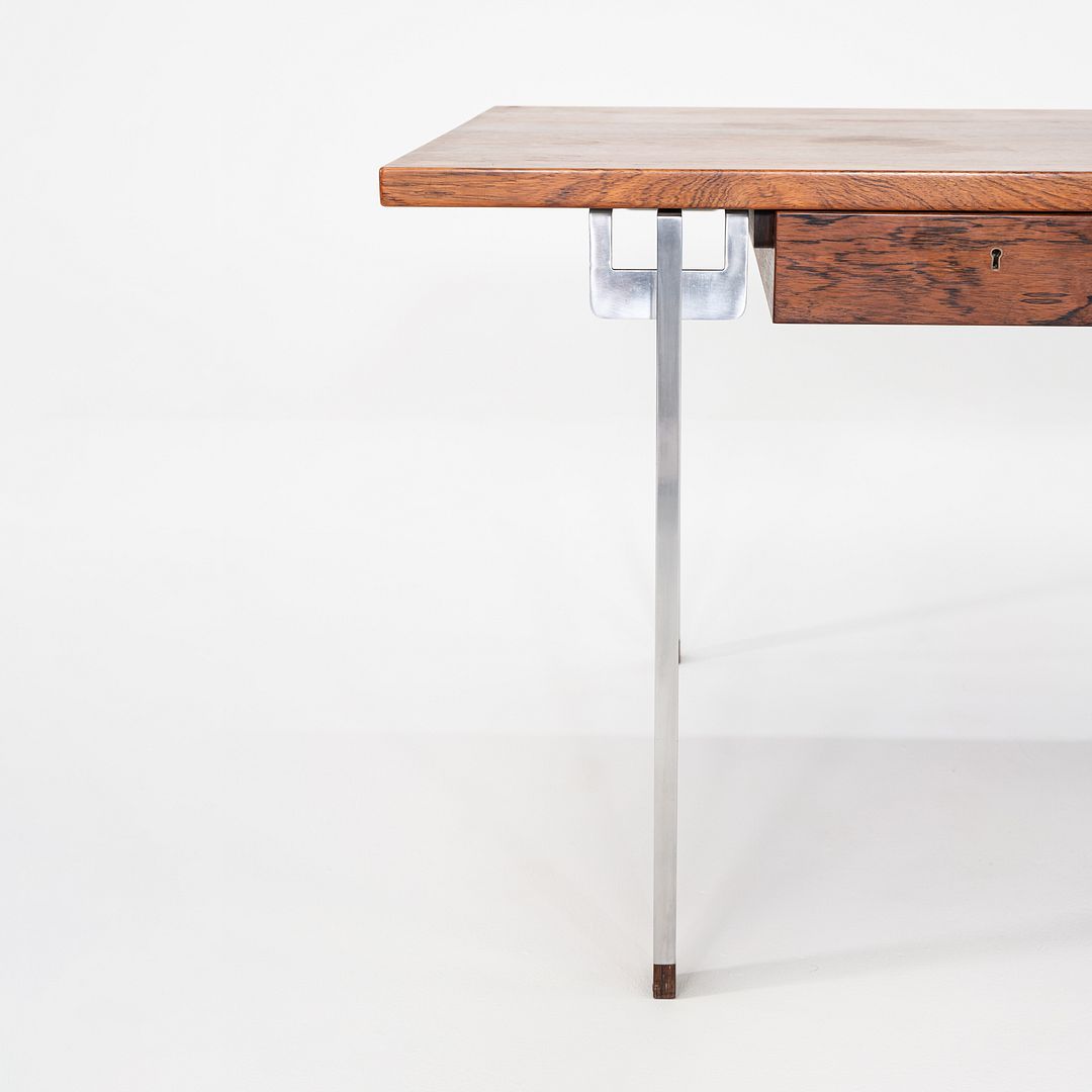 AT325 Desk
